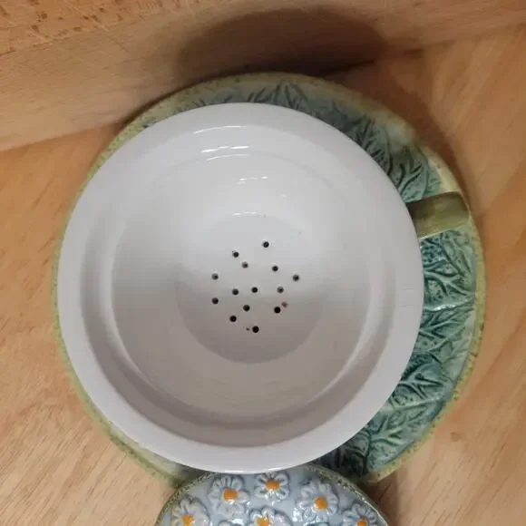 Nordstrom Italy Majolica Covered Daisy Tea Mug Set w/ Insert, Saucer and Lid - Picture 5 of 11